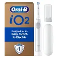 Oral-B iO2 Eenvoudige witte elektrische tandenborstel, 1 tandenborstelkop, 1 reiskoffer, 1 navulhouder voor op reis, ontworpen door Braun