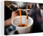 Canvas Schilderij Koffiemachine maakt espresso &#8211; 120&#215;80 cm &#8211; Wanddecoratie