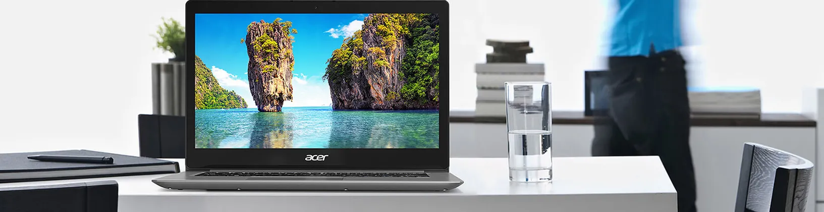 Acer laptop op tafel water