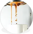 WallCircle &#8211; Wandcirkel &#8211; Muurcirkel Binnen &#8211; De koffie stroomt uit het koffiezetapparaat in de kop koffie &#8211; 90&#215;90 cm &#8